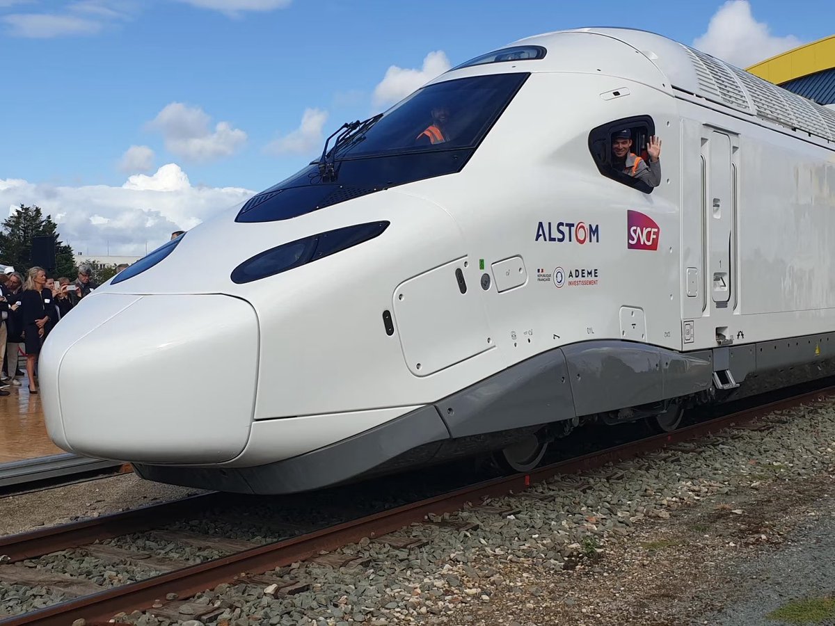 🇫🇷🚆 FLASH | La #SNCF a présenté officiellement son « train du futur », le TGV M.

👉 Il devrait faire ses débuts en 2025 avec une capacité maximale de 740 places, contre 630 aujourd'hui. À 97 % recyclable, il aura une consommation d'énergie 20 % inférieure à celle des TGV