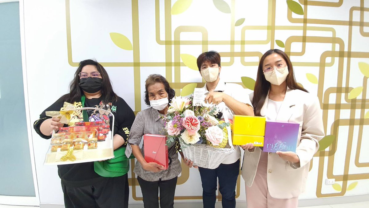 chatthirat_'s tweet image. ทางครอบครัวขอขอบคุณ คุณ @BamBam1A สำหรับกำลังใจที่ส่งมาให้คุณหนิง คุณแม่ได้อ่านให้คุณหนิงฟังแล้วอย่างครบถ้วนตามที่คุณแบมแบมตั้งใจ เชื่อว่าคุณหนิงจะดีขึ้นในเร็ววันค่ะ 🐍💚
และขอบคุณครอบครัวคุณแบมแบมรวมถึง @ABYSS_COMPANY @ime_th ที่ประสานงานให้ด้วยค่ะ

#BAMBAM
#iMeThailand 
#IGOT7