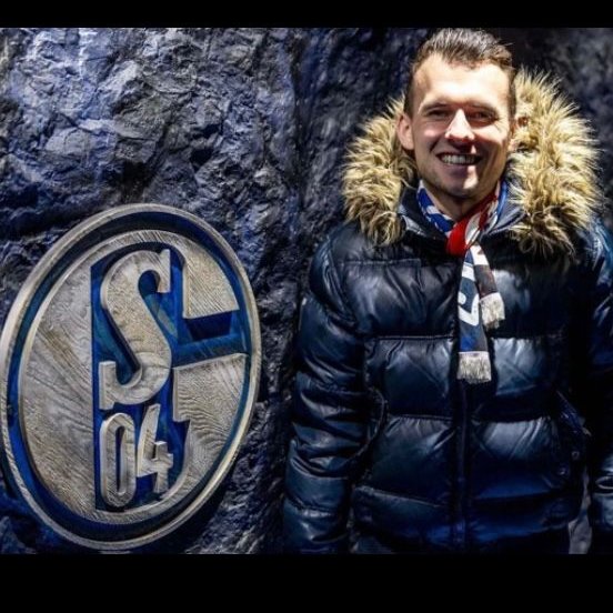 omar_ali04's tweet photo. Am 27. Juli feierte Dominik noch „15 Monate krebsfrei“. Knapp zwei Monate später gab es die schreckliche Diagnose: Der Krebs ist zurück. Jetzt hat der leidenschaftliche Schalke-Fan eine Bitte: Registriert euch als Stammzellenspender! #S04 

https://t.co/TrGy9WDSz5 https://t.co/4xqGQIvlOT