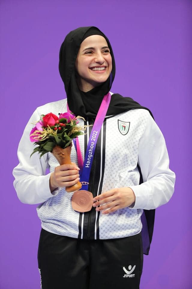 Mix_Trend1's tweet photo. تصدرت صور لاعبة الكاراتيه الفلسطينية #حلا_القاضي ، منصات التواصل الاجتماعي ، وهي تحتفل بسعادة كبيرة بتحقيق أول ميدالية برونزية في واحدة من "أروع وأجمل البطولات" دورة الألعاب الآسيوية الـ19 المقامة في الصين.
#مكس_تريند #سناب  #الذكاء_الاصطناعي https://t.co/mfyN65RUyE