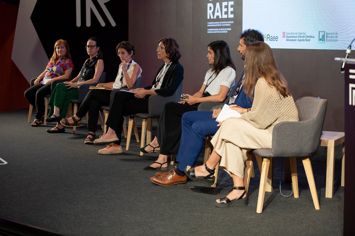 FundacionECOTIC's tweet photo. ♻️ Raquel Ayora presentó #DigitalizaciónSostenible en la mesa de casos de éxito sobre prevención y preparación para la reutilización de #RAEE en el V @CongresoRAEE.
🖥️ La iniciativa ayuda a personas en riesgo de exclusión a través de la recogida de aparatos eléctricos.
#VCNRAEE https://t.co/DoVj3MqJTr