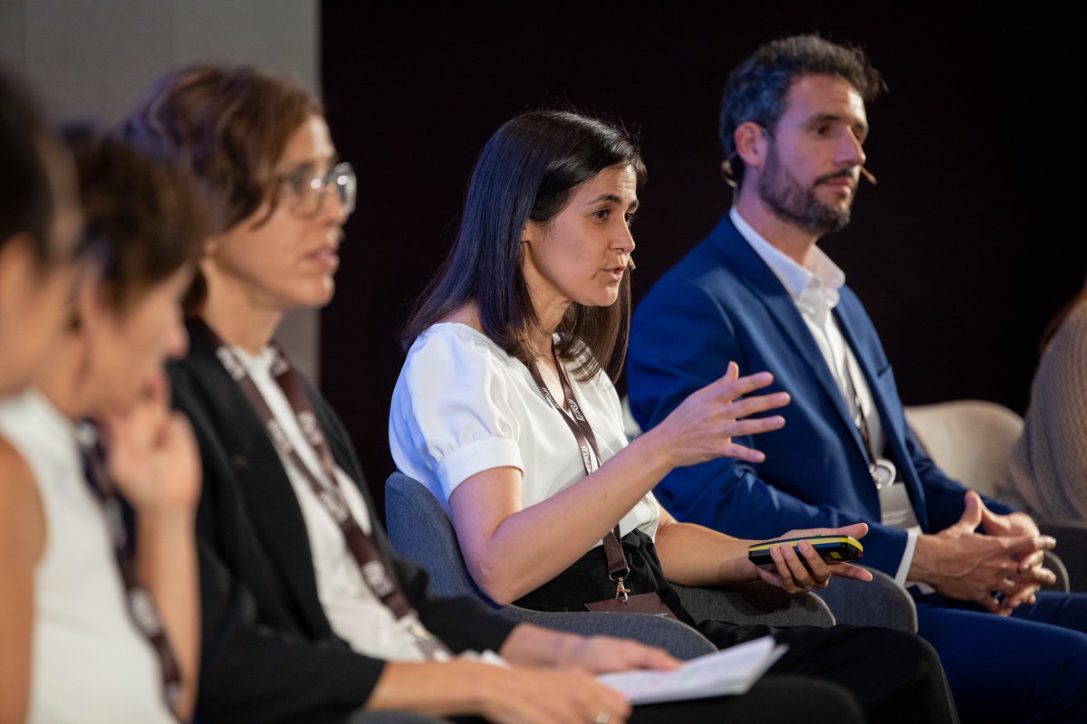 FundacionECOTIC's tweet photo. ♻️ Raquel Ayora presentó #DigitalizaciónSostenible en la mesa de casos de éxito sobre prevención y preparación para la reutilización de #RAEE en el V @CongresoRAEE.
🖥️ La iniciativa ayuda a personas en riesgo de exclusión a través de la recogida de aparatos eléctricos.
#VCNRAEE https://t.co/DoVj3MqJTr