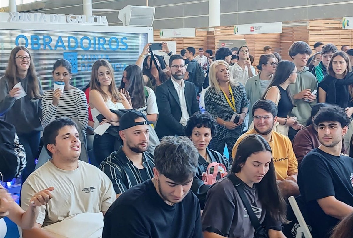 fundacionronsel's tweet photo. 🎤 Actuación de @gallos_norte en #EDUGAL, con @Pablo_F_L Secretario Xeral de Emprego, Traballo Autónomo e #EconomíaSocial entre el público.
📣 Gallos del Norte es proyecto cultural centrado en la difusión del #freestyle y mentorizado por la Fundación Ronsel. https://t.co/iKztOBFYwD