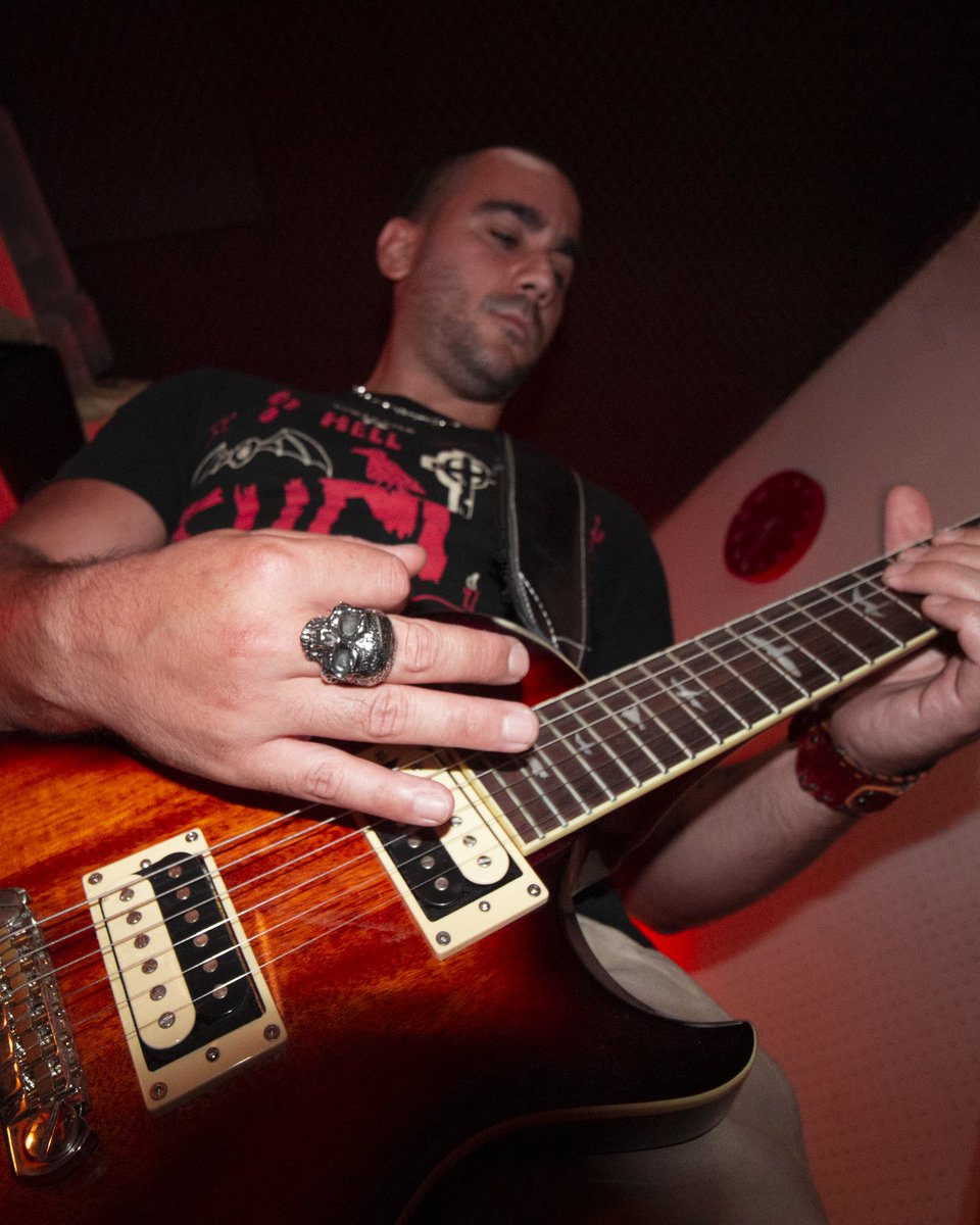 TheLyvers's tweet photo. “Non vorrei mai dover scegliere tra il mio cavallo McBacon e la mia PRS”
•
•
•
#lyvers #y #guitarist #guitar #PRS #ronf #newmusic #presidente #hamburger https://t.co/SU2XOPRSUO