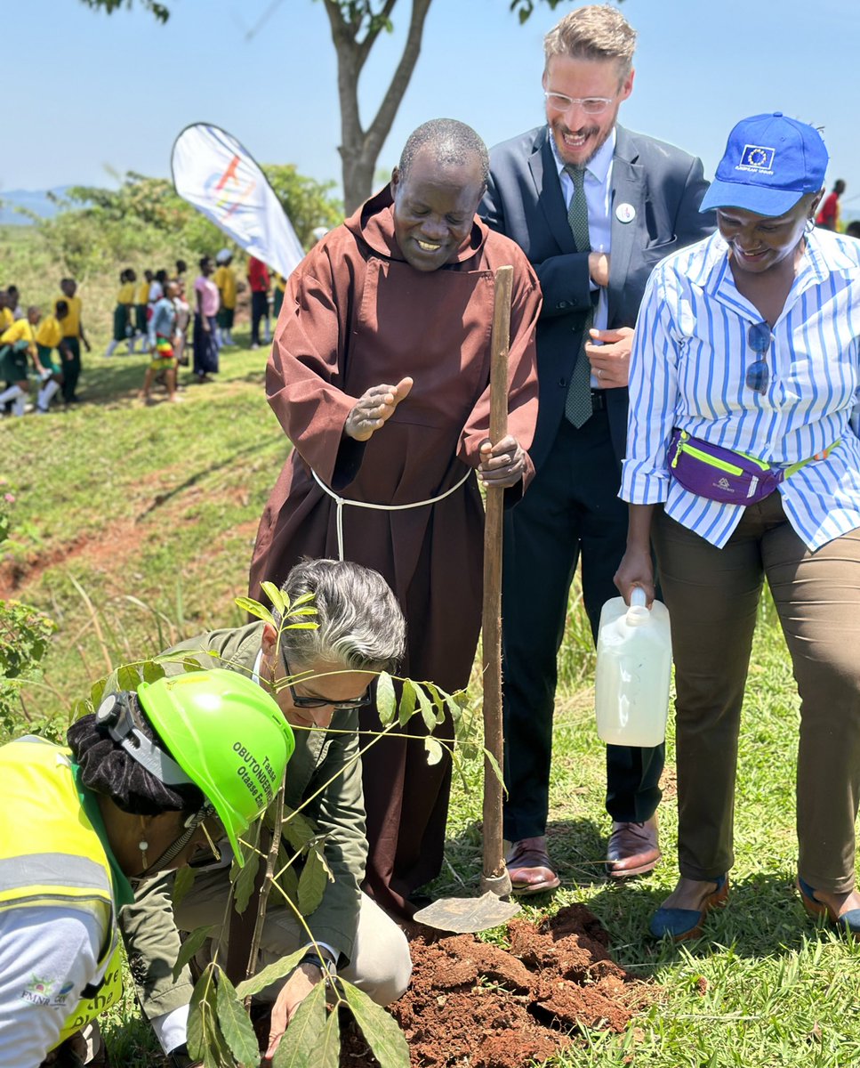 TotalEnergiesUG's tweet image. 📌As we plant trees, I&apos;m hopeful that we&apos;ll watch them grow. It&apos;s important to note that we&apos;re not just planting trees, but planting forests. - @jean_gavalda. 

TEPU&apos;s Director @jean_gavalda has witnessed the tree planting activity of the @EUinUG Ambassador H.E @JanSadek, at the…