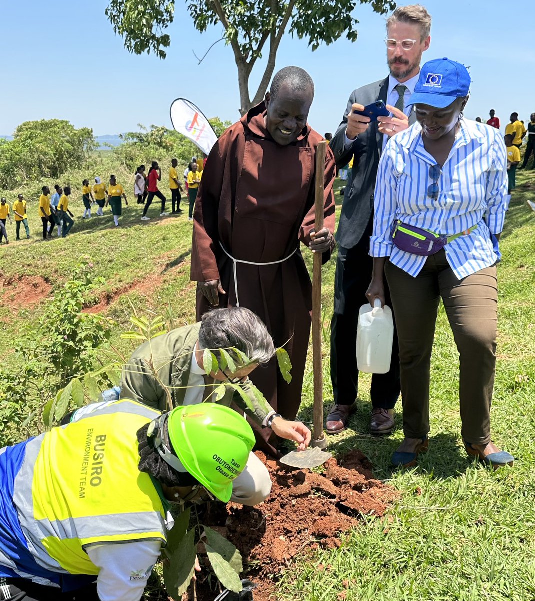 TotalEnergiesUG's tweet image. 📌As we plant trees, I&apos;m hopeful that we&apos;ll watch them grow. It&apos;s important to note that we&apos;re not just planting trees, but planting forests. - @jean_gavalda. 

TEPU&apos;s Director @jean_gavalda has witnessed the tree planting activity of the @EUinUG Ambassador H.E @JanSadek, at the…