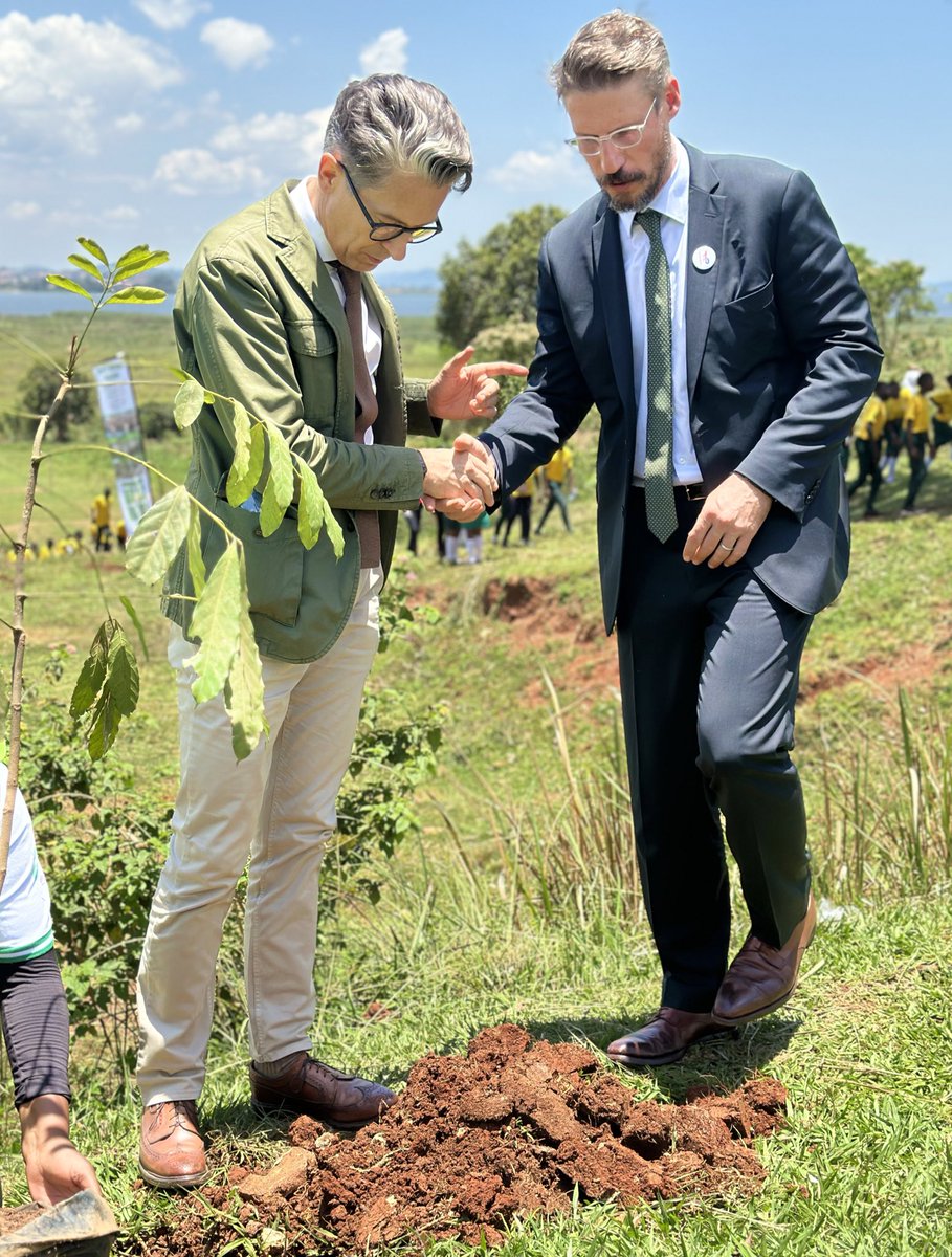 TotalEnergiesUG's tweet image. 📌As we plant trees, I&apos;m hopeful that we&apos;ll watch them grow. It&apos;s important to note that we&apos;re not just planting trees, but planting forests. - @jean_gavalda. 

TEPU&apos;s Director @jean_gavalda has witnessed the tree planting activity of the @EUinUG Ambassador H.E @JanSadek, at the…