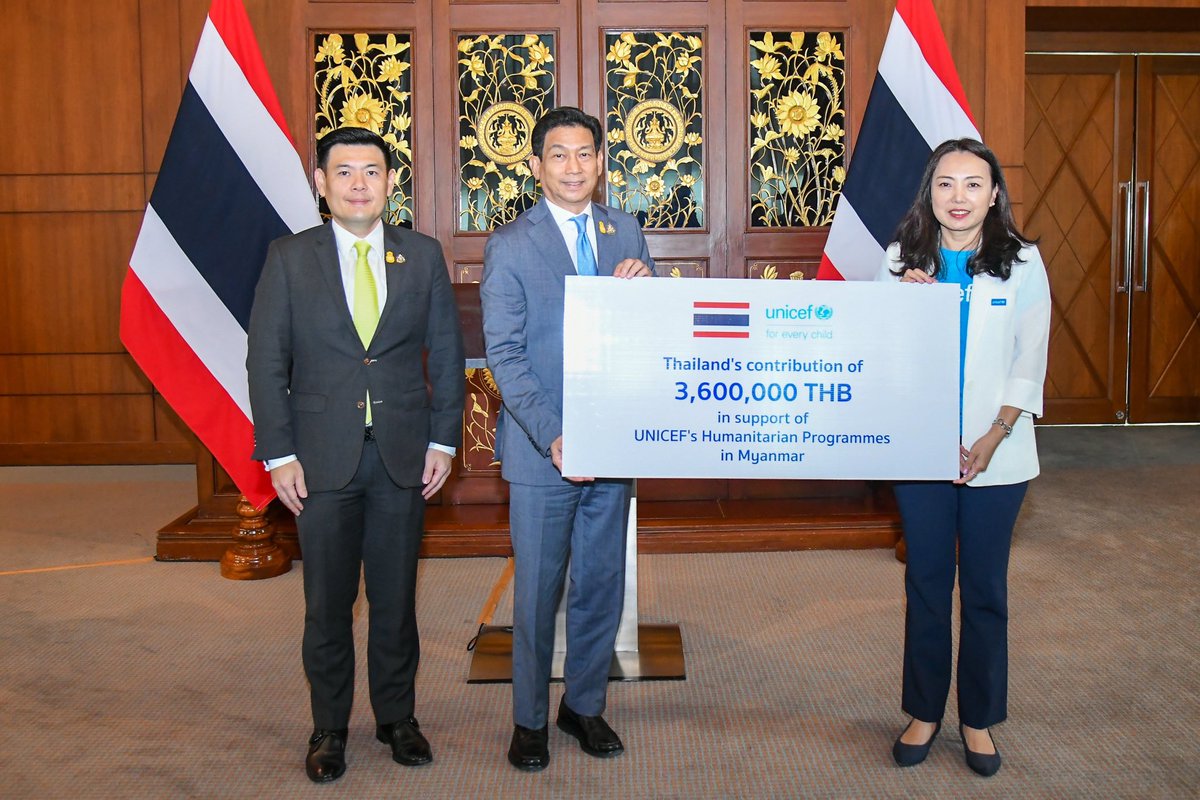 MFAThai's tweet photo. รนรม./รมว.กต. @drparnpreeb เป็นผู้แทน รบ. ไทยมอบเงินบริจาคจำนวน ๓,๖๐๐,๐๐๐ บาท แก่ UNICEF เพื่อสนับสนุนภารกิจการให้ความช่วยเหลือด้านมนุษยธรรมในเมียนมา ในมิติด้าน สธ. ในพื้นที่ติดกับชายแดนไทย โดยมีนาง Kyungsun Kim ผู้แทนสำนักงาน UNICEF ประเทศไทย เป็นผู้รับมอบ (๖ ต.ค. ๖๖) https://t.co/w5lBt2qoyu