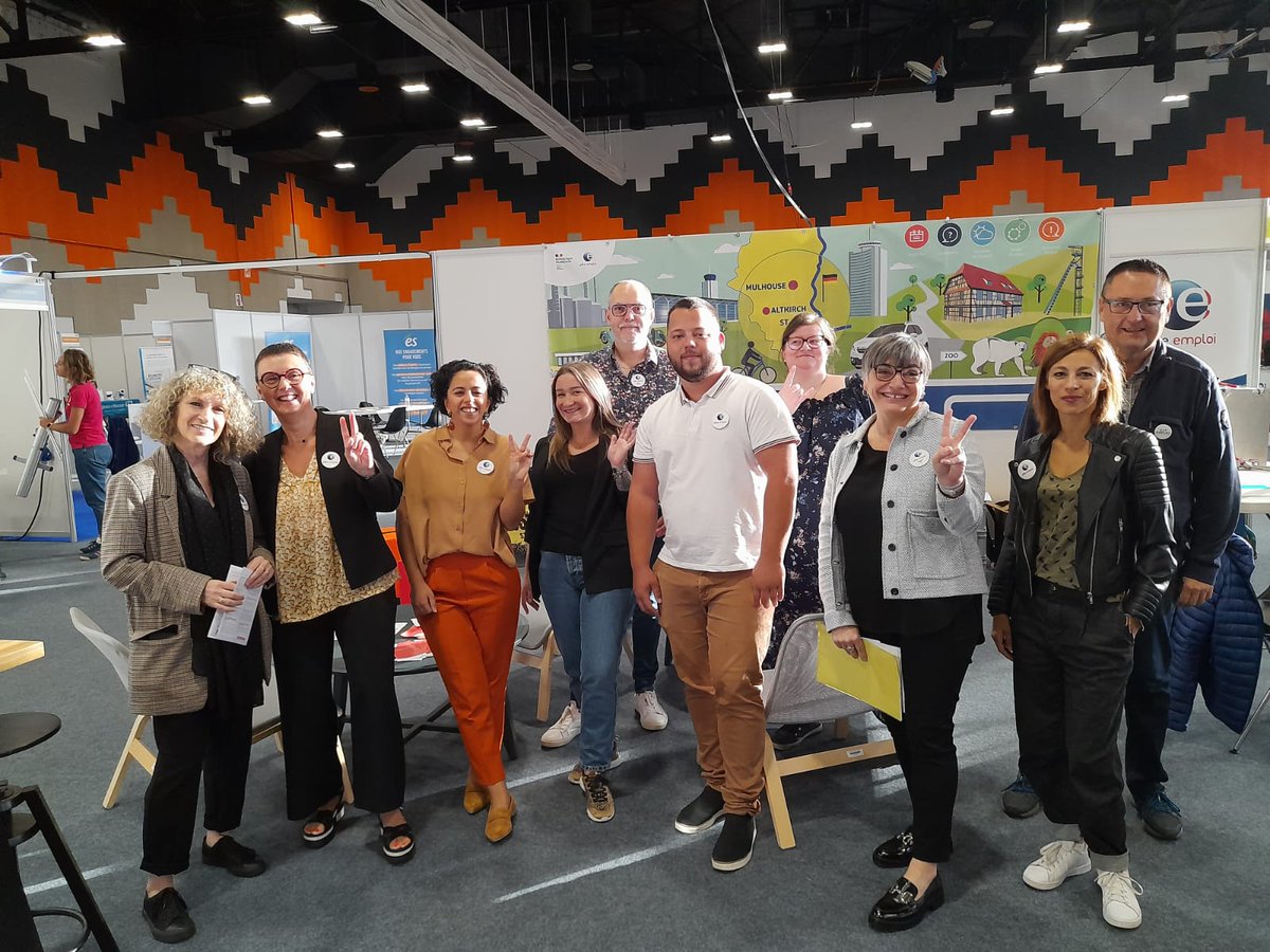 🔛 En direct de #Saintlouis le salon <a href="/TrinatEmploi/">Trinat'emploi</a> bat son plein .👍Les entreprises vous attendent notamment le secteur pharmaceutique...🤞N'hésitez pas et venez vous présenter, les équipes de @poleemploi_GE sont là pour vous accompagner.