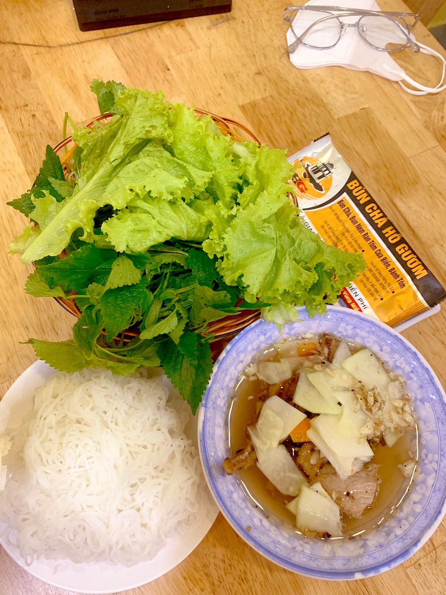 MiMi18699's tweet photo. このお店のブンチャーとGỏi cuốn tôm  thịt は味がとっても美味しい〜😋 https://t.co/zGJR8qhAUU