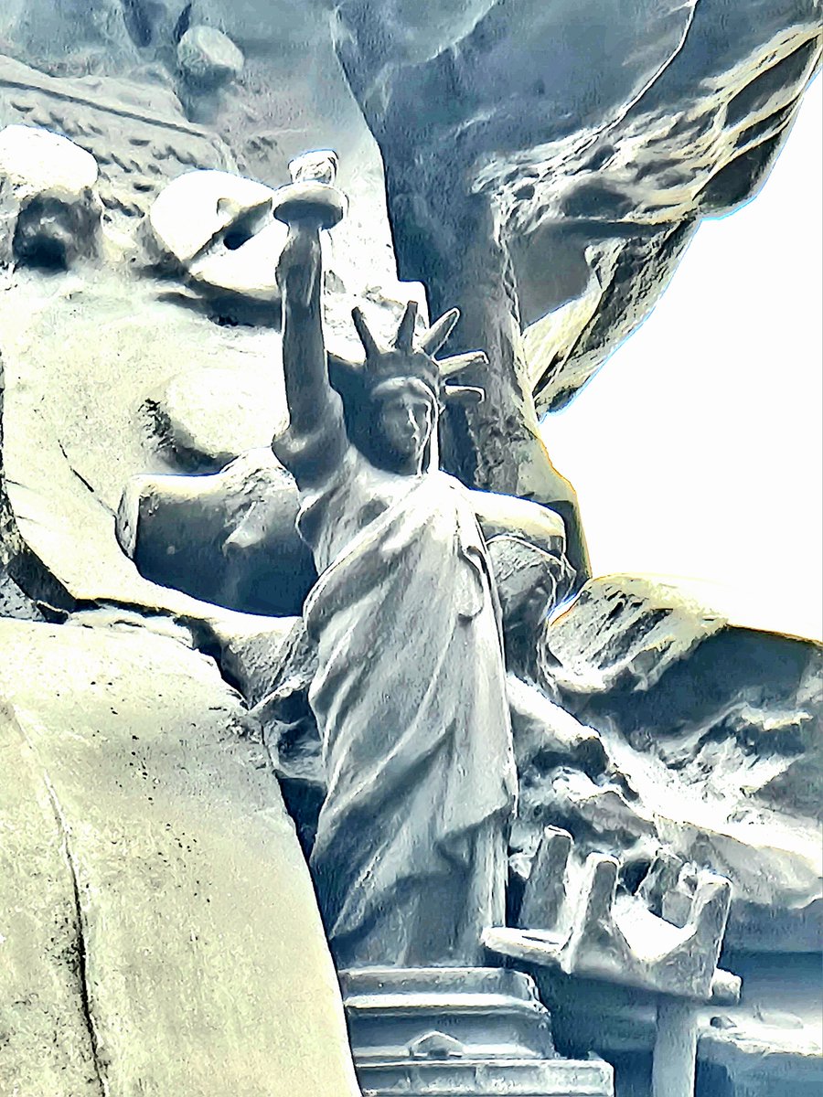 60secondparis's tweet photo. #60secondparis doing a thing on StatueofLiberty in #Paris  How Many? Really?  This TINY one in a statue! #France #art  @statue *FYI-- @statue_liberty https://t.co/h35zBbv4wN
