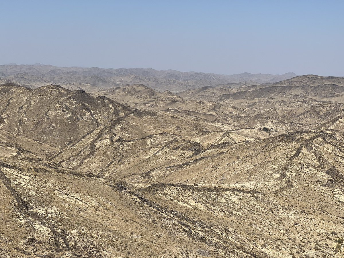 من عجائب #البيئة في #منطقة_عسير
هذه الجبال بين #تبالة و #العلايا يُشد لها الرحال. 
#السياحة #الجبال #عسير #أبها