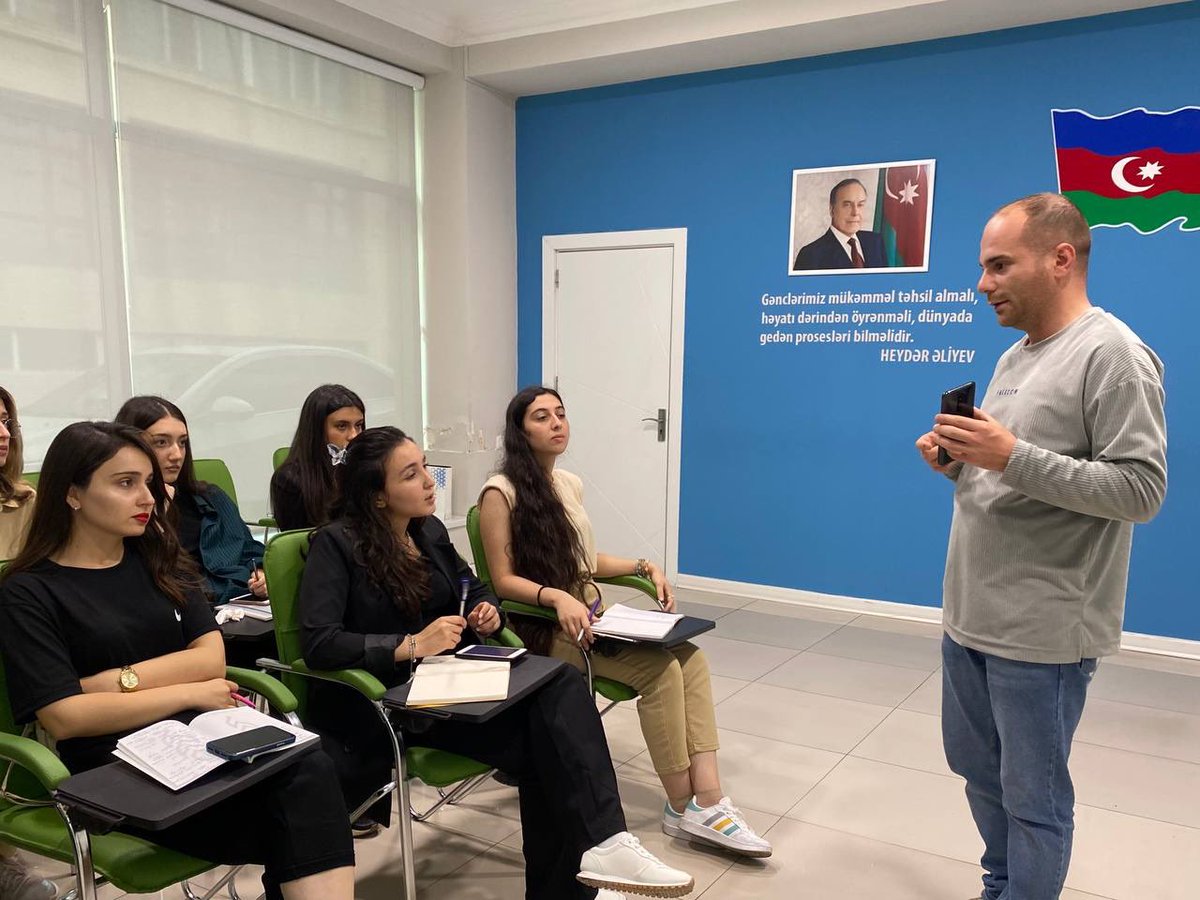 MigvolunteerAze's tweet photo. “Miqrasiya Könüllüsü” İctimai Birliyinin təşkilatçılığı “SMM Class” layihəsinin növbəti təlimi Rəqəmsal Marketing mütəxəssisi Elçin Poyliyev tərəfindən həyata keçirilib! 🤩  

#MiqrasiyaKönüllüsü #SənFərqlisən #MKİB #SMMClass #SMM #PR #media https://t.co/PvSS0MyOOk