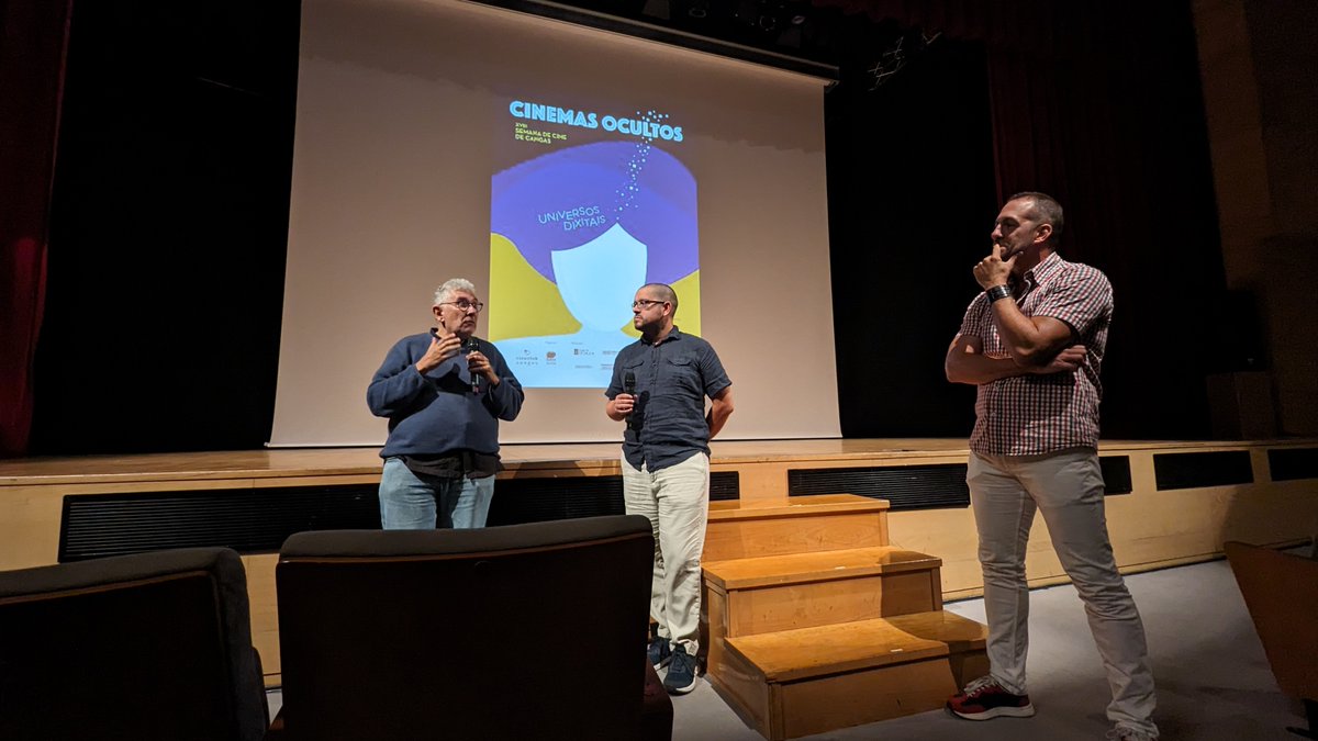 MuseoVideoxogo's tweet photo. A semana do #Cinema do @cineclubcangas incorpora por primeira vez ao #MUVI.
Lucas Costas e Rubén Cabrerizo interviñeron no Auditorio de #Cangas onde falaron de #transversalidade, #transmedialidade, #videoxogos e conversaron sobre #cultura cos asistentes.
Tod@s ao #cinema!! https://t.co/EVxzrJjzhJ