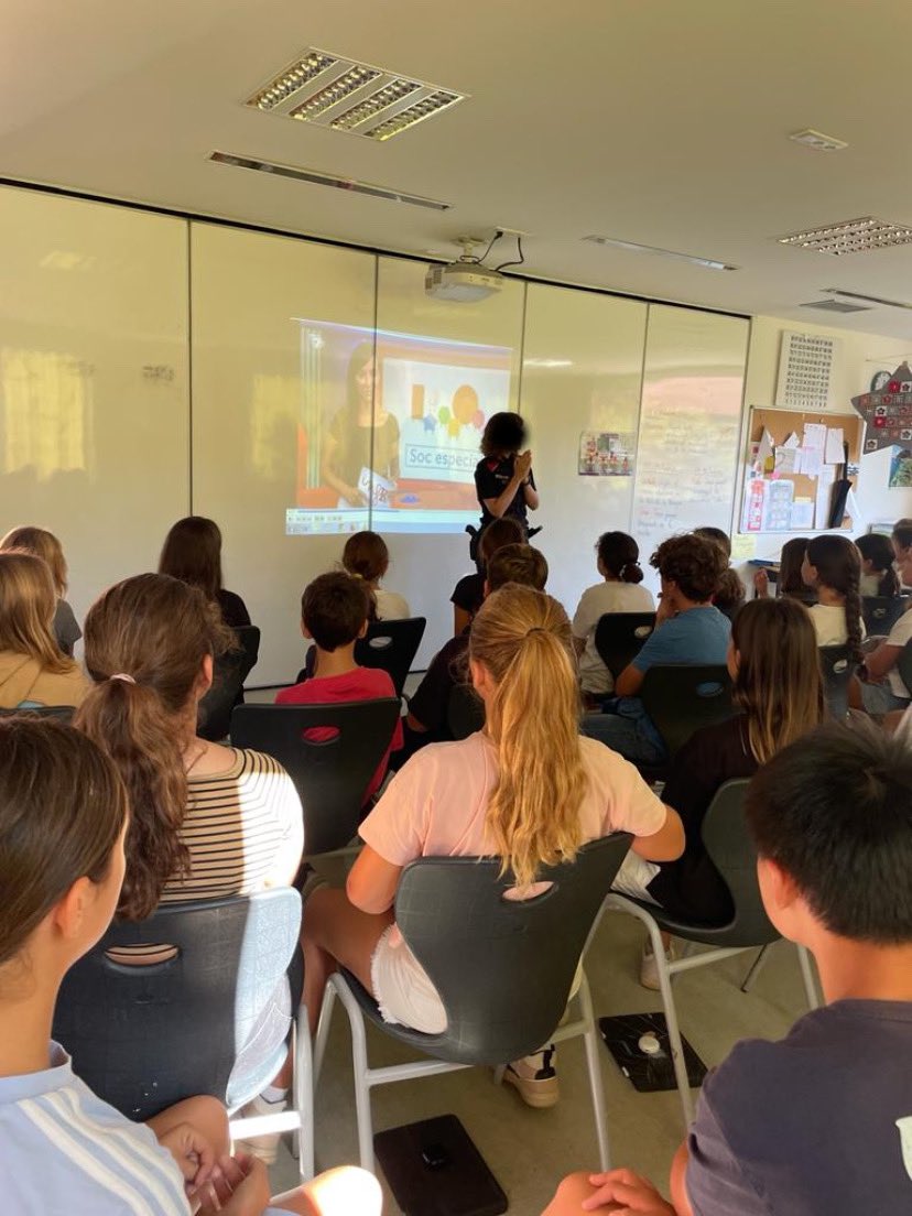 Cemporda's tweet photo. Aquest matí, una Mosso i un Mosso d’Esquadra de la comissaria de Roses, han vingut al nostre centre per impartir unes sessions de conscienciació als alumnes de #6èprimcee2324 sobre el bon ús de les xarxes socials I ciberassetjament. @mossos https://t.co/J0iBpfUo1C