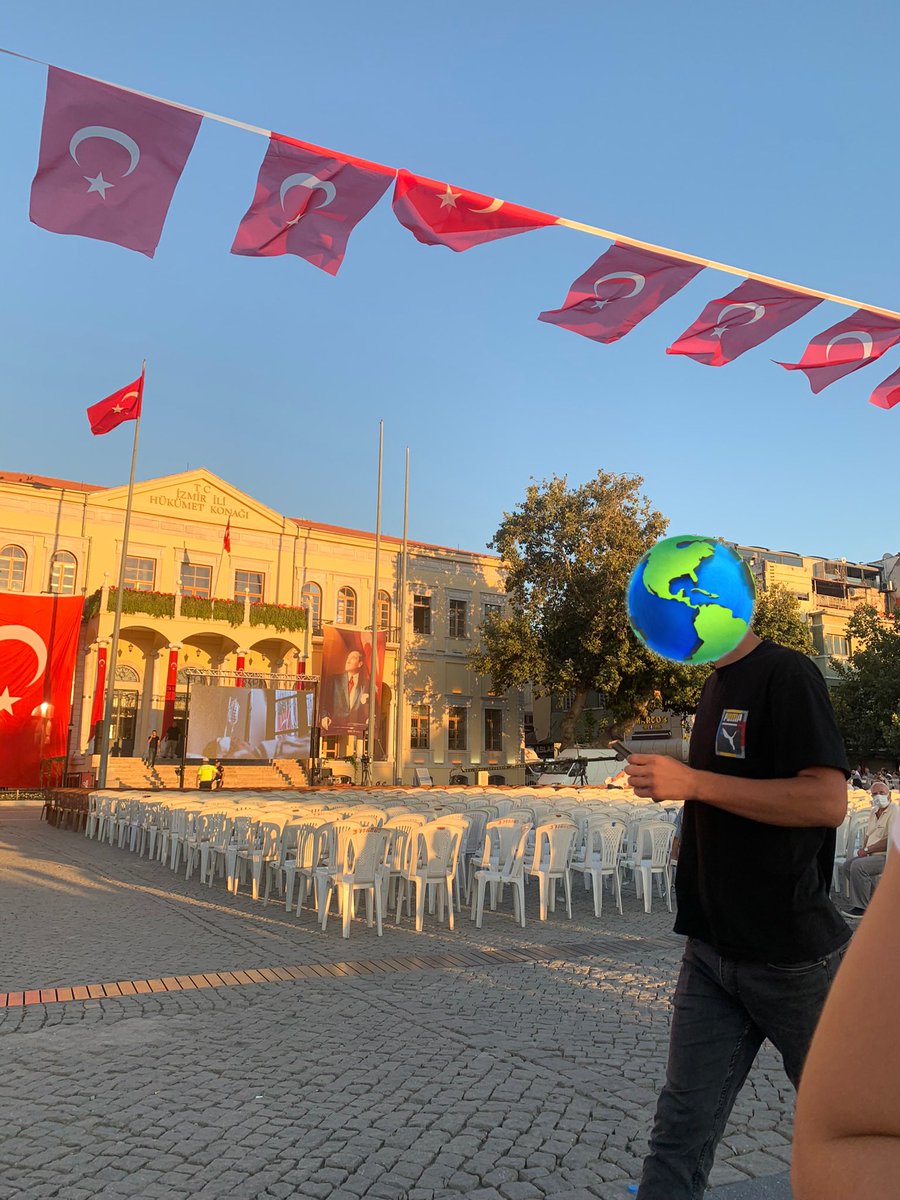 İzmir yerli bi los angeles’tır, sevmeyen bokuyla oynayabilir.