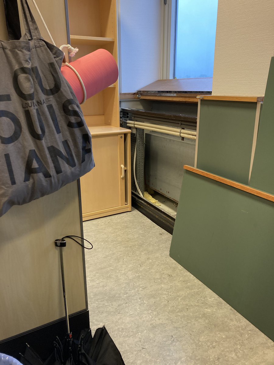 skattebu's tweet image. Aldri en kjedelig dag på jobb!

Forhåpentligvis får de fikset det veldig vintage varmeanlegget (fra 1971) så vi slipper nok en vinter med doble ullgenser og pledd og varmeovner under pultene🔧 #repairdontreplace