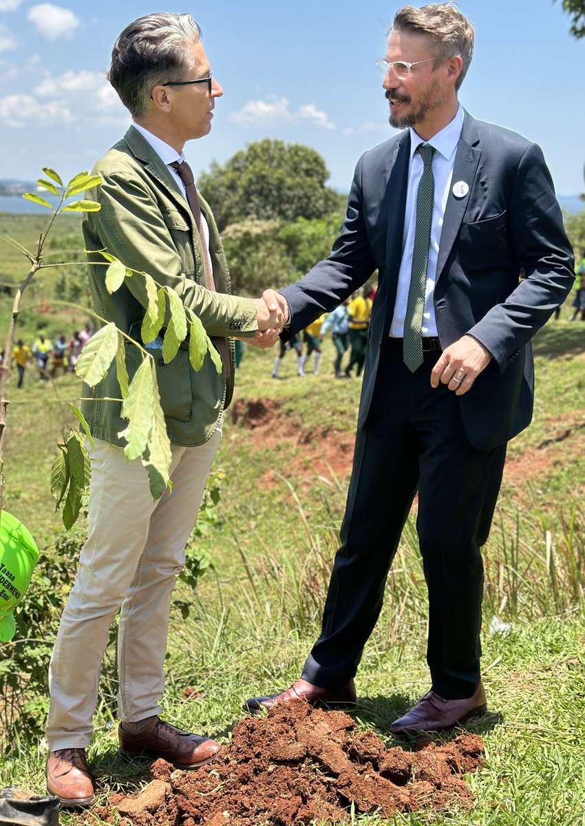 TotalEnergiesUG's tweet image. #TotalEnergiesEPUganda has been part of the #RunningOutOfTrees campaign since 2019.

🔹We have engaged in preserving 10,000 hectares of natural forests 
🔹We are restoring 1,000 hectares of tropical forest 
🔹I&apos;m 2022, under our &apos;Grow A Tree Everywhere campaign, we planted over…