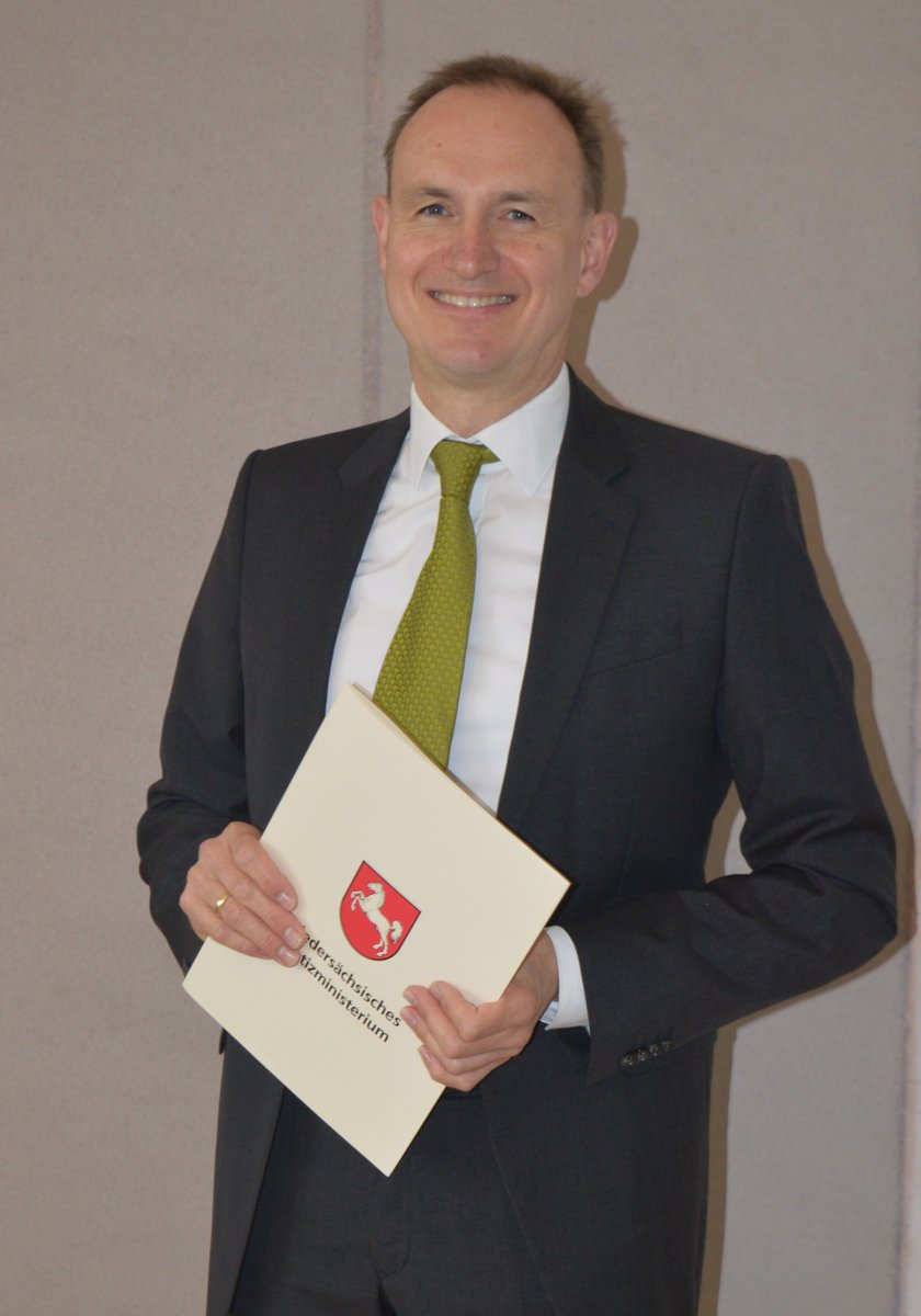 Dr. Dirk Dunkhase zum Vorsitzenden Richter am Oberlandesgericht ernannt. Mehr Informationen unter:
…desgericht-oldenburg.niedersachsen.de/startseite/akt…