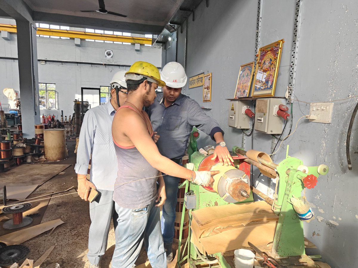 jeworkshopltp's tweet photo. अधिशासी अभियंता विद्युत परीक्षण खण्ड ललितपुर द्वारा विद्युत कार्यशाला केंद्र ललितपुर का निरीक्षण कर परिवर्तकों की मानक के अनुसार रिपेयरिंग तथा गुणवत्ता की जांच की गई। @aksharmaBharat @dvvnlhq @UPPCLLKO @dvvnllalitpur2 @MDDVVNL @Rakeshsbly @AeGoyal @mduppcl https://t.co/oDFiOq1uyD
