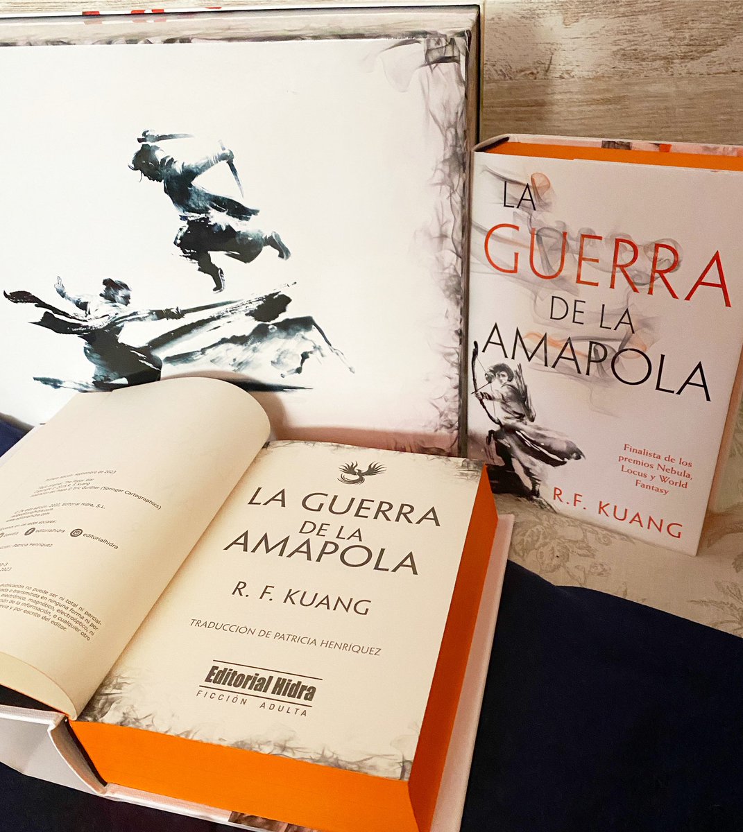 Sigo maravillada con la preciosidad de edición que se ha marcado <a href="/EdHidra/">Editorial Hidra</a>. Me siento muy afortunada de haber podido trabajar en la traducción al español de «La Guerra de la Amapola», una historia que me acompañará siempre. Solo tengo que decir: Viva <a href="/kuangrf/">Rebecca F. Kuang</a>