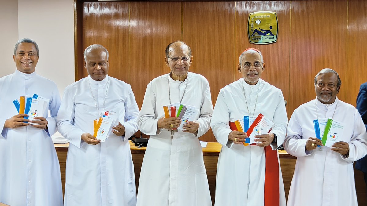 Evange_es's tweet photo. 📷La Conferencia episcopal de la India ha publicado en inglés la colección de los 𝐂𝐨𝐮𝐧𝐜𝐢𝐥 𝐍𝐨𝐭𝐞𝐛𝐨𝐨𝐤𝐬. Los 35 volúmenes para preparar el Jubileo 2025, editados por ATS Publishers India, ayudarán a los fieles a profundizar los documentos del Concilio Vaticano II. https://t.co/vF1pdldd4U