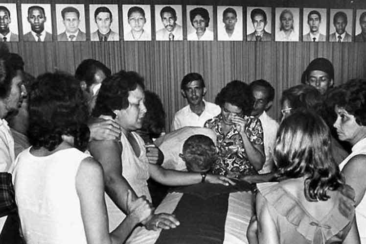MMarreroCruz's tweet photo. El homenaje de todo nuestro pueblo a las víctimas del abominable crimen de Barbados, atentado terrorista que cobró la vida de 73 personas inocentes. 
47 años después, el dolor perdura.
#Cuba no olvida, #TenemosMemoria.
#NoAlTerrorismo https://t.co/mnTZWYJHvQ