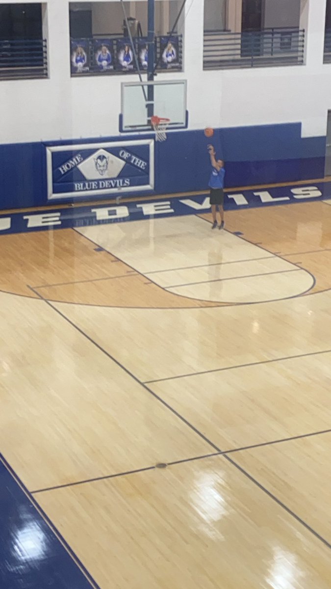 coolbreeze024's tweet image. 6:30 in Castlewood or whatever @Drake  said  #FortheDawgs