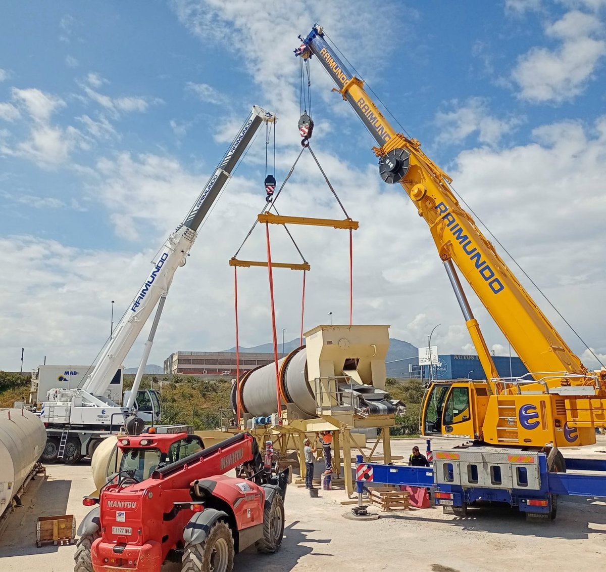 Desmontaje y carga tambor secado Liebherr LTM 1110.5.1 y LTM 1100.4.2

#liebherr #liebherrcranes#gruasmovilesespaña #movicarga #gruastelescopicas #gruastelescopicas