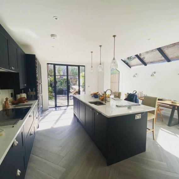 bubblehome's tweet image. Have you seen us on Instagram? buff.ly/3EXwXqX This is the rear and side extension in a Victorian House, new kitchen with island, view to the garden. So spacious!  #sideextension #rooflights #newkitchen #kitchenisland