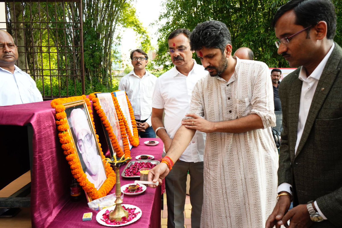 aadi_surguja's tweet photo. ग्राम पंचायत #केशवपुर में स्वामी आत्मानंद जी की जयंती के उपलक्ष्य में आयोजित कार्यक्रम में शामिल हुआ। इस अवसर पर ग्रामवासियों के साथ स्वामी जी का पावन स्मरण किया और उन्हें श्रद्धासुमन अर्पित किया। https://t.co/sbvvasBvkB