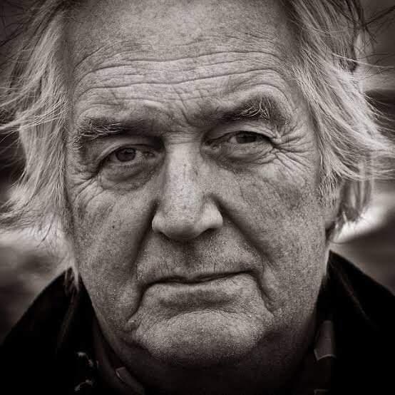 "Muchas personas cometen el error de confundir la información con el conocimiento. No son lo mismo. El conocimiento implica la interpretación de la información. El conocimiento implica escuchar".
Henning Mankell.