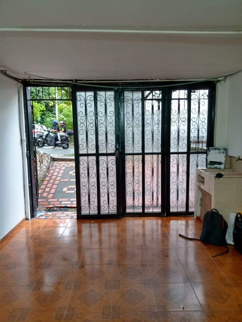 sinautocorrect's tweet image. Le puso una ducha al garaje y ahora es un apartamento &quot;tipo loft&quot; que cuesta 1&apos;100.000. Cocina integrjajajajajajajajajajajajajajaja