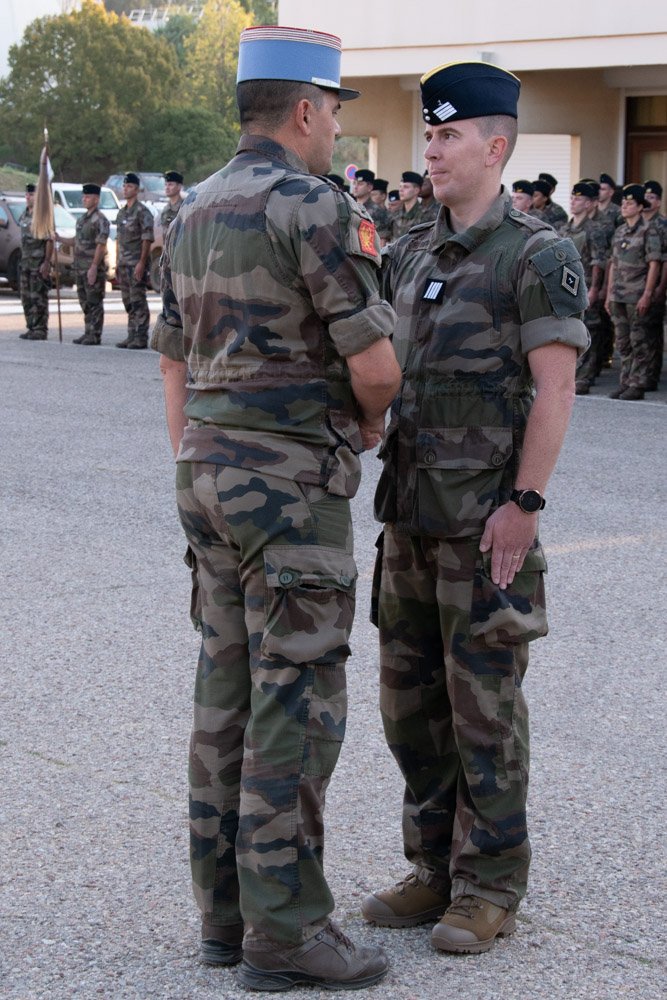 1RCA_canjuers's tweet image. #AlHonneur 🇨🇵 vendredi matin, le chef de corps du #1erRCA a félicité le Maréchal des Logis-chef Romain pour ses remarquables qualités humaines et professionnelles !
 #FiersDeNosSoldats  #COME2CIA