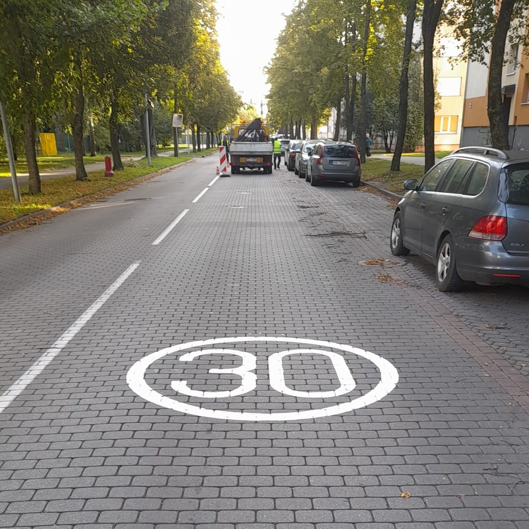 Lai papildus pievērstu šoferīšu uzmanību un atgādinātu par atļauto braukšanas ātrumu, esam uzklājuši maksimālā ātruma horizontālos apzīmējumus sekojošos ielu posmos:
📍  Jūras ielā posmā no Brīvības ielas līdz Aleksandra ielai;
📍  Sarkanmuižas dambī pie Ventspils 6. vidusskolas.