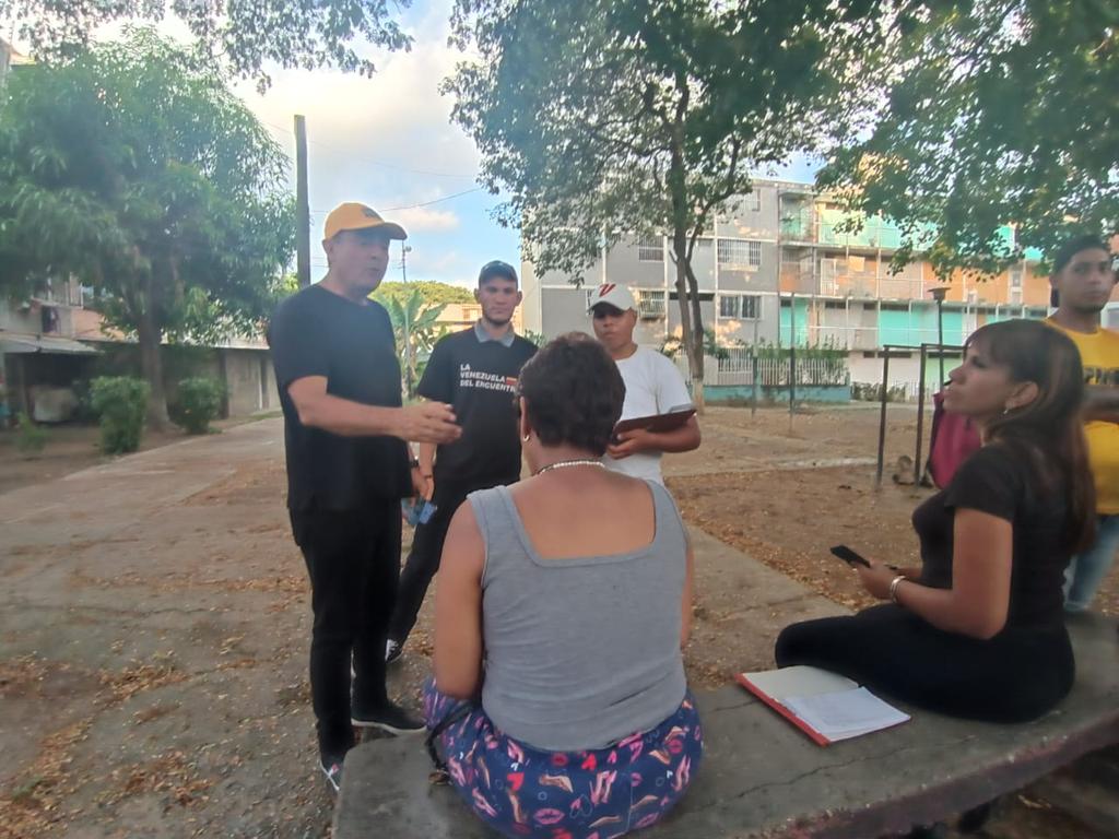 mpj_plaza's tweet photo. Seguimos recorriendo cada rincón de #Guarenas llevando el mensaje de #LaVenezuelaDelEncuentro 🇻🇪

Este jueves #5Oct conversamos con los vecinos de la Terraza A de la Urb Vicente Emilio Sojo para motivarlos a participar en la #Primaria22Oct

Con @hcapriles #VamosAEcharPalante https://t.co/xrF3m0bmGN