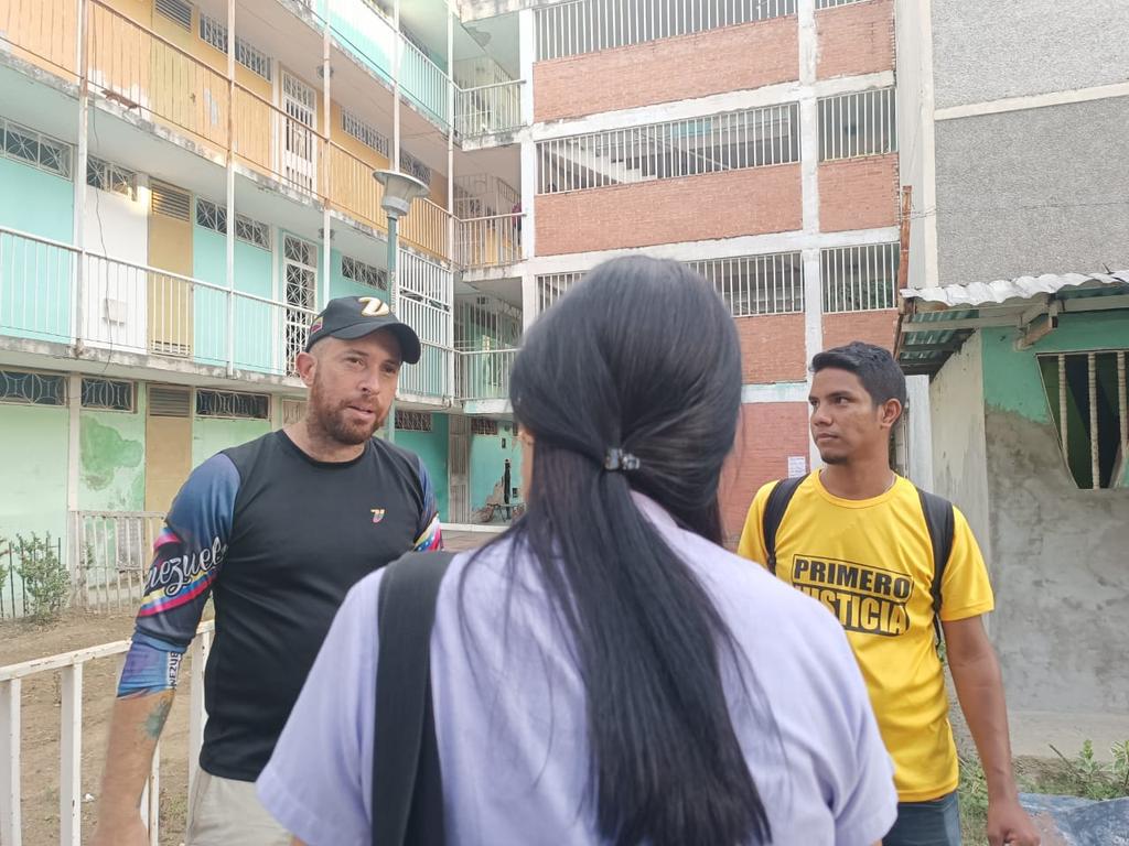 mpj_plaza's tweet photo. Seguimos recorriendo cada rincón de #Guarenas llevando el mensaje de #LaVenezuelaDelEncuentro 🇻🇪

Este jueves #5Oct conversamos con los vecinos de la Terraza A de la Urb Vicente Emilio Sojo para motivarlos a participar en la #Primaria22Oct

Con @hcapriles #VamosAEcharPalante https://t.co/xrF3m0bmGN