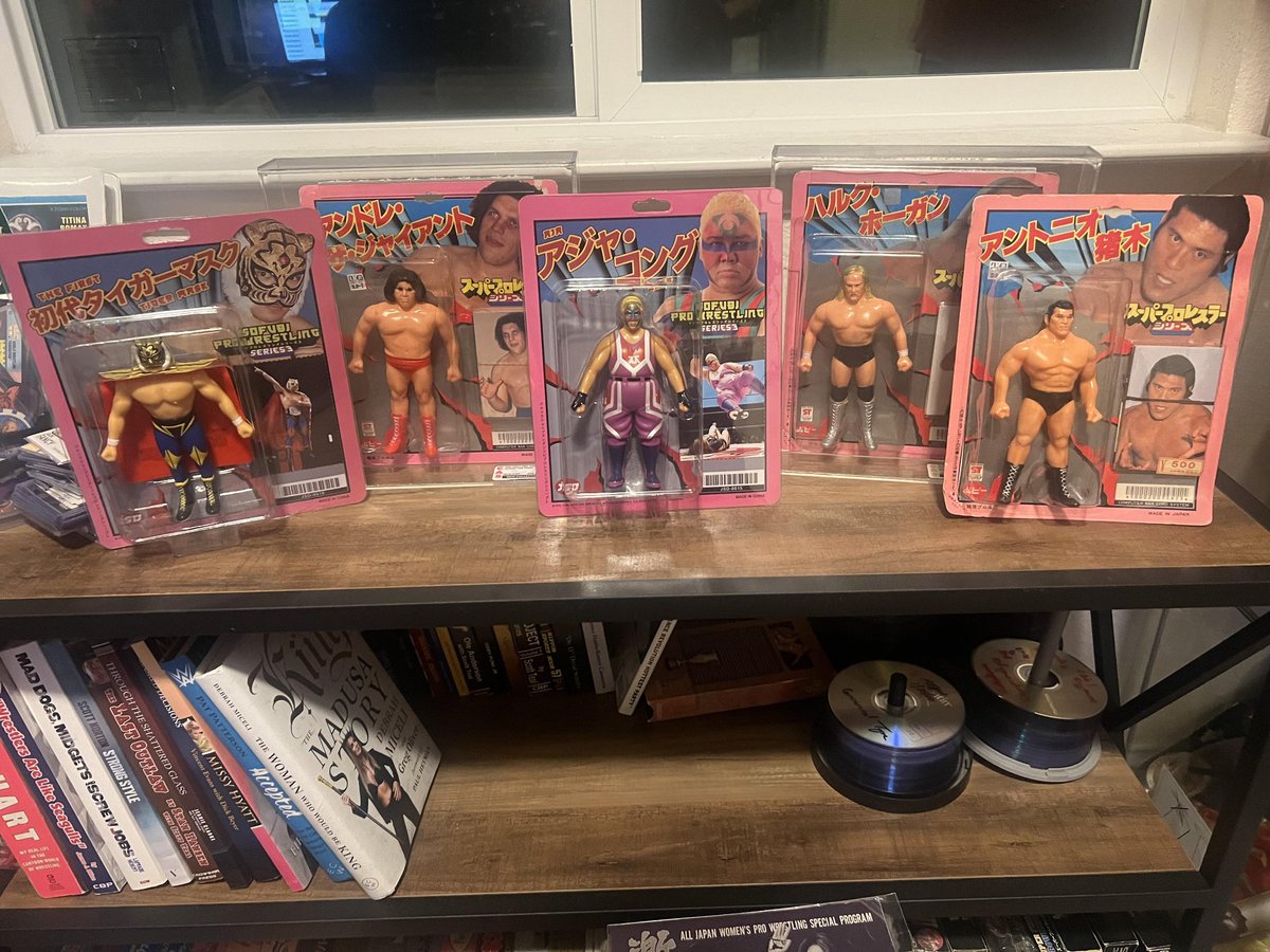 SIDE BY SIDE - @roylucier shows how our latest releases sit alongside the series that inspired them. Makes us very proud!

#softvinyl #sofubi #thefirsttigermask #firsttigermask #tigermask #ajakong #hulkhogan #andrethegiant #antonioinoki #wrestlingfigures #wrestling #prowres