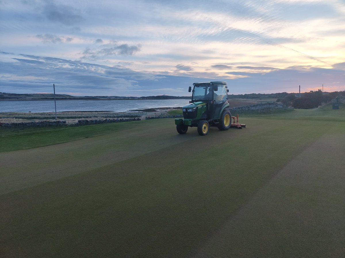 Good shift this morning ahead of play getting all 19 greens plus the south links #greens with around 15 tons of medium/coarse #topdressering @craigielaw @BIGGALtd @goeastlothian Course Prep ✅ Cut Greens ✅ Top dress ✅ Brush greens ✅ Turf iron ✅