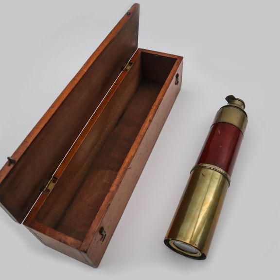 culturagob's tweet image. ¿#SabíasQue... este #catalejo y esta #brújula facilitaron la navegación transoceánica en el siglo XIX? 🧭🌊 

El @museoarqva presenta sus nuevas adquisiciones en una #exposición temporal que podrás disfrutar hasta enero de 2024.  culturaydeporte.gob.es/mnarqua/activi…