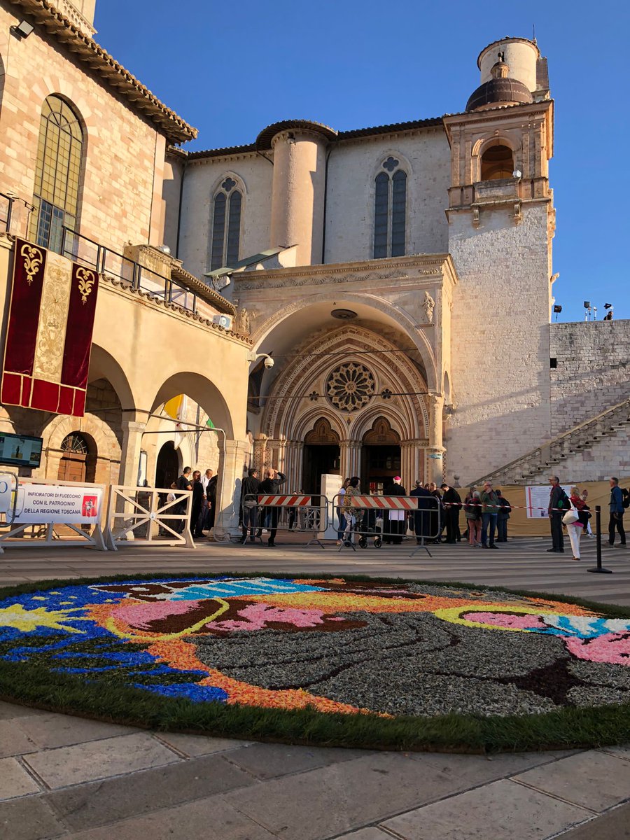 infioratafucecc's tweet photo. Quadro di infiorata realizzato dagli infioratori di Fucecchio ad Assisi dedicato a San Francesco e gli 800 anni dal presepe di Greccio https://t.co/C2VHyWvFrp