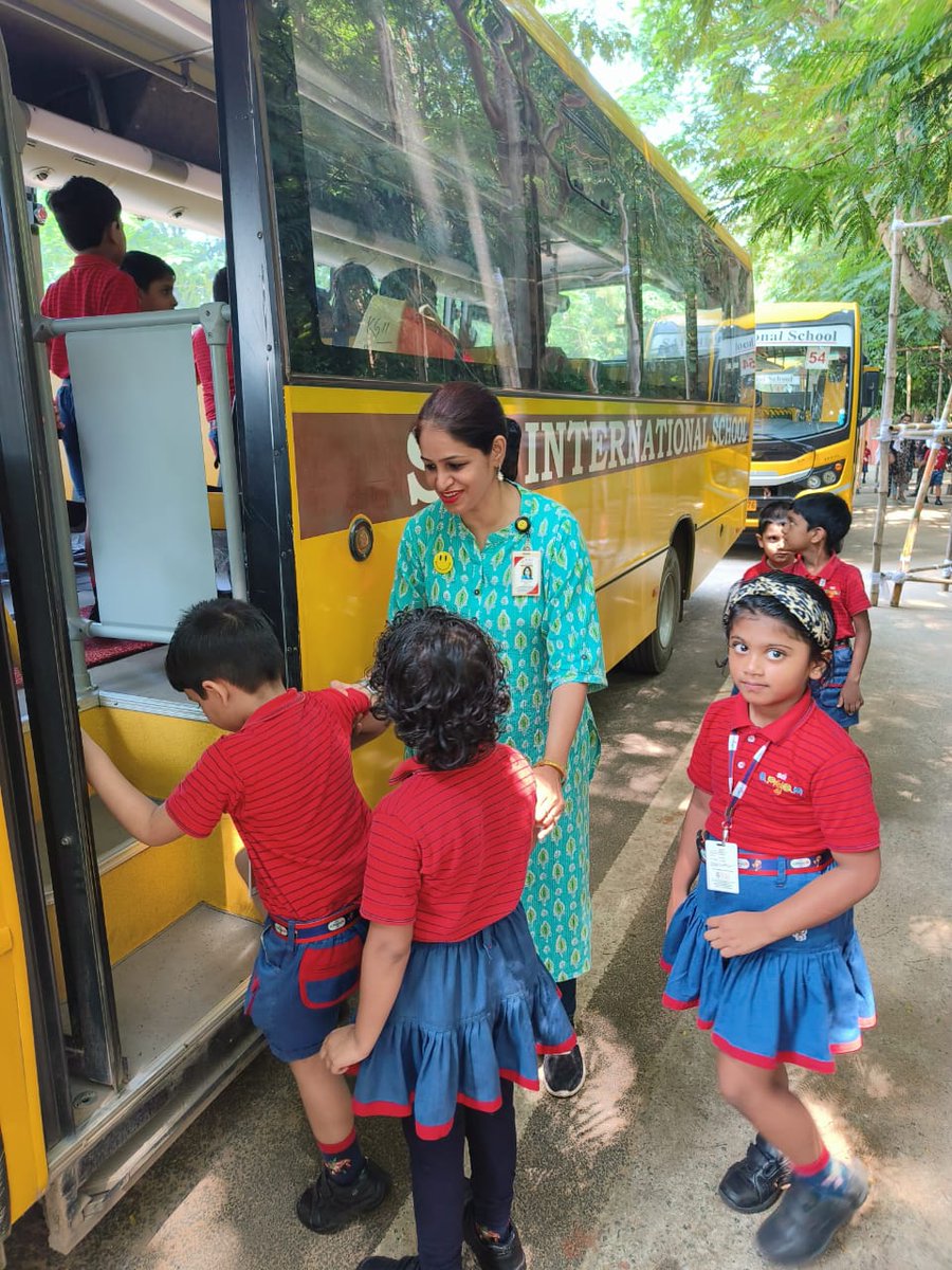 SAI_Edu_In's tweet photo. Maintaining physical fitness stands as the primary key to happiness. A gymnasium, a spacious facility replete with exercise equipment, welcomed the intrepid adventurers of KG-II during their outing to Mayfair Gym.
#Linguisticskills #PhysicalFitness #Visualskills https://t.co/27PwMpkwbp