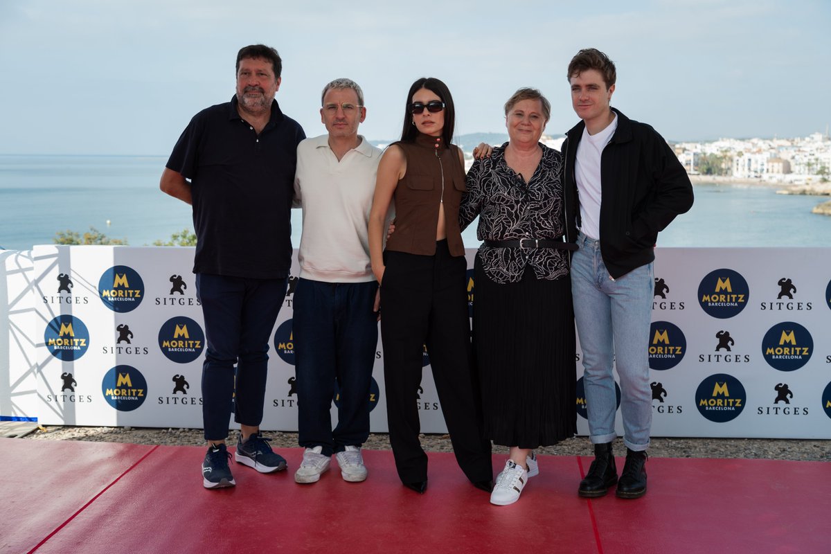Sitges Film Festival (@sitgesfestival) on Twitter photo 🎬L'equip de LA ÚLTIMA NOCHE DE SANDRA M amb
<a href="/BorjaDeLaVega/">BorjaDeLaVega</a> al capdavant, els seus actors protagonistes #ClaudiaTraisac i #NicolásIlloro, i els productors #ToniEspinosa i #MariaAngelsAmoros
#Sitges2023 🎬L'equip de LA ÚLTIMA NOCHE DE SANDRA M amb
<a href="/BorjaDeLaVega/">BorjaDeLaVega</a> al capdavant, els seus actors protagonistes #ClaudiaTraisac i #NicolásIlloro, i els productors #ToniEspinosa i #MariaAngelsAmoros
#Sitges2023