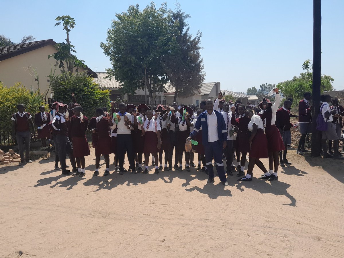 rwnyakabawu's tweet photo. Clean-up Campaign in the community near Mutoko Government High School #notolitter https://t.co/1FAeA0SenY