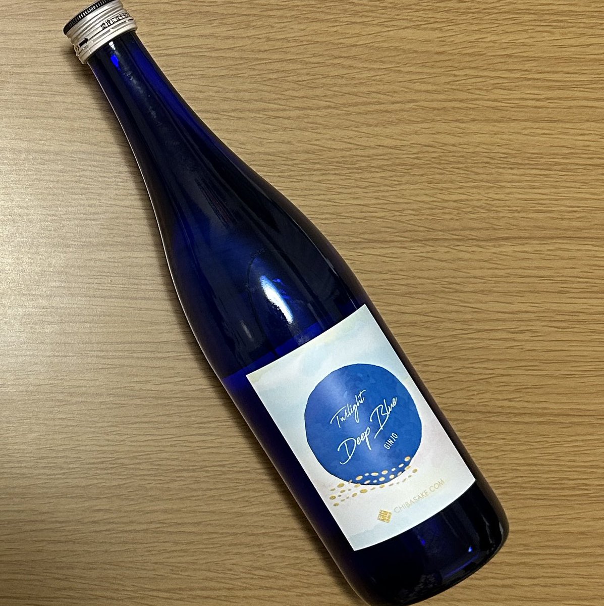 ACFan1075's tweet photo. 千葉駅に売っていた千葉県のお酒で開幕前祝い〜🍶
ブラックネイビーに近い色の瓶のお酒を飲んで明日の勝利を祈願します👏🏻
#CHIBASAKE https://t.co/sMSub6pCqp