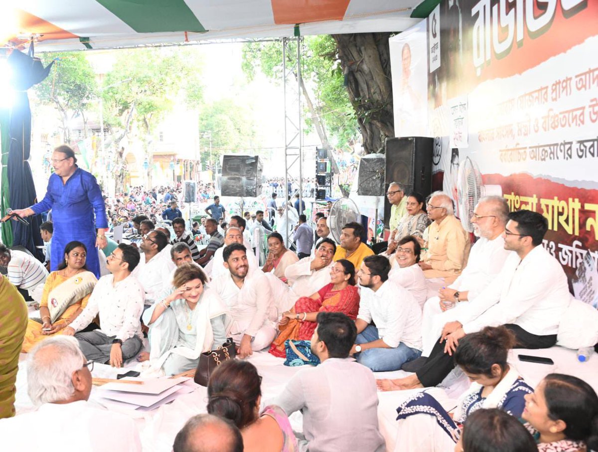 AITCofficial's tweet photo. ''আমরা অপমান সইবো না
ভীরুর মত ঘরের কো��ে রইবো না
আমরা আকাশ থেকে বজ্র হয়ে ঝরতে জানি...''

DAY 2 OF DHARNA at 📍Raj Bhavan! https://t.co/oRIX2pix4D