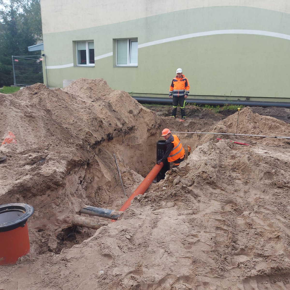 PII “Margrietiņa” šonedēļ tika izbūvēts lietus ūdens kanalizācijas pieslēgums līdz P.Stradiņa ielai. Paralēli tiek turpināta sadzīves kanalizācijas tīklu izbūve, kā arī ir uzsākti esošo saimniecības ēku atjaunošanas darbi. Plašāk🔎 saite.lv/obZ