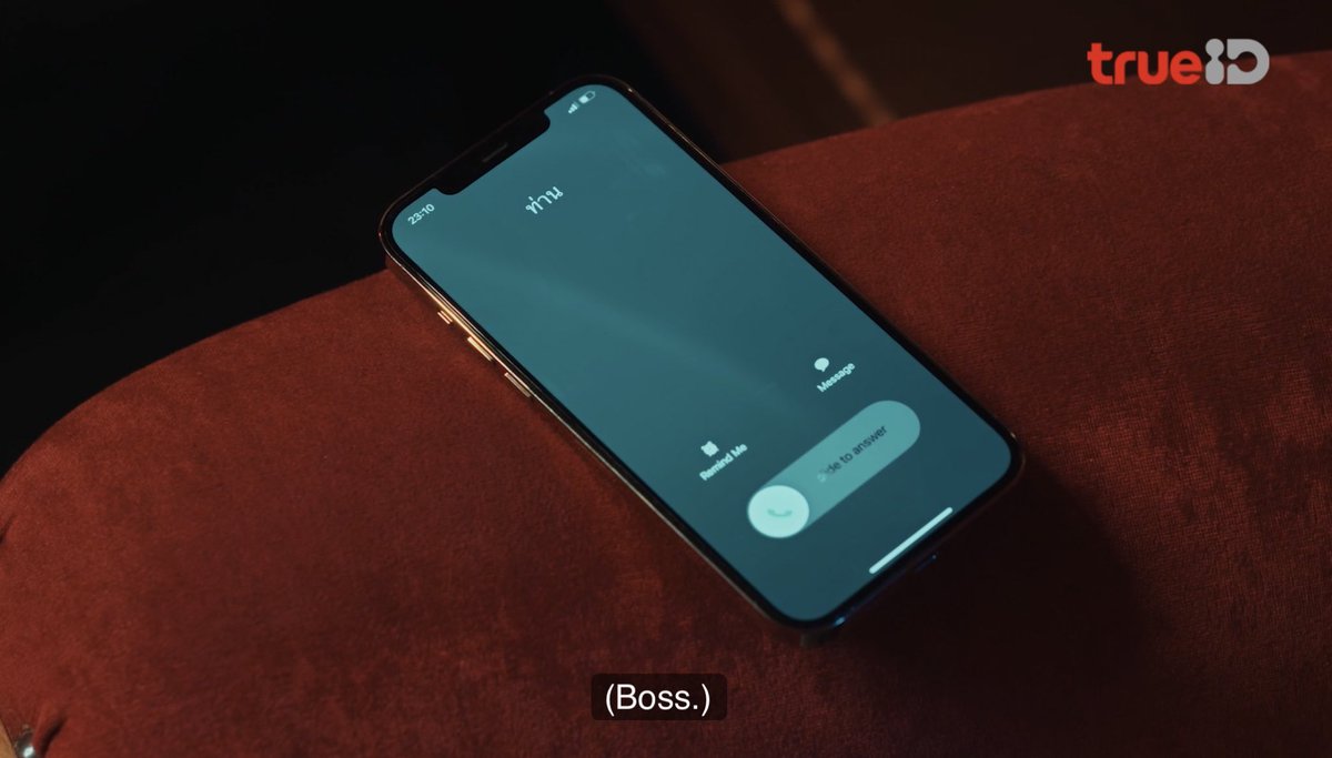 710lovethai's tweet photo. #TheBoxEP3 #TheBoxEP4 で気になった点

📷1
JaeMeawには「Boss」から電話がかかってくる。アパートの管理人JaeMeawに何かの指示を出した?それは誰?

📷2
生徒の自殺により繰り上がりで校長になれたSorn先生は、今回の事件のため停職処分に。それを苦に自殺した? または↑Bossの指示と関係あるかも? https://t.co/uQwtZ3Erx9