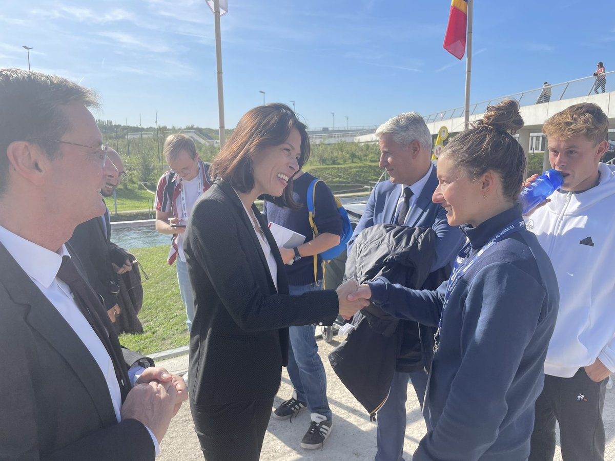 EpsCreteil's tweet photo. La rectrice de l’@AcCreteil présente aux championnats du monde de @FF_CanoeKayak à la base #olympique de #vaires : remise de médailles, rencontre avec les élèves et enseignants d’#EPS l’académie dont #camilleprigent et #anatoledelassus également en course pour cette compétition. https://t.co/1CvomSwxQd