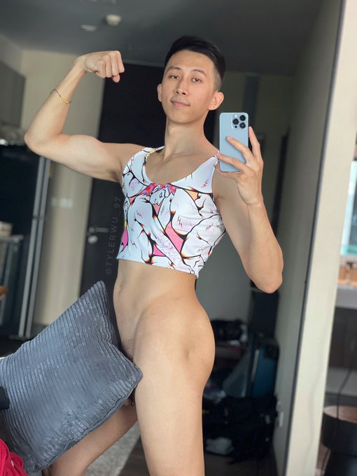 Look closely, can you see it?  Yes it&rsquo;s a crop top by @cody_seiya https://t.co/nNEHS2wVxi